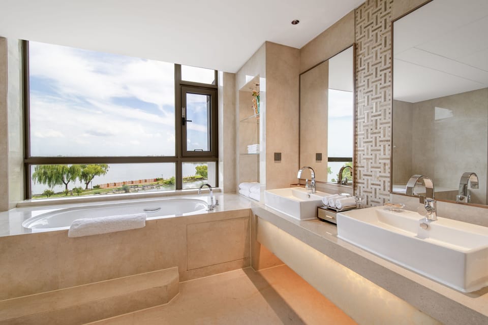 Executive Royal Suite | Bathroom | Separate tub and shower, rainfall showerhead, free toiletries