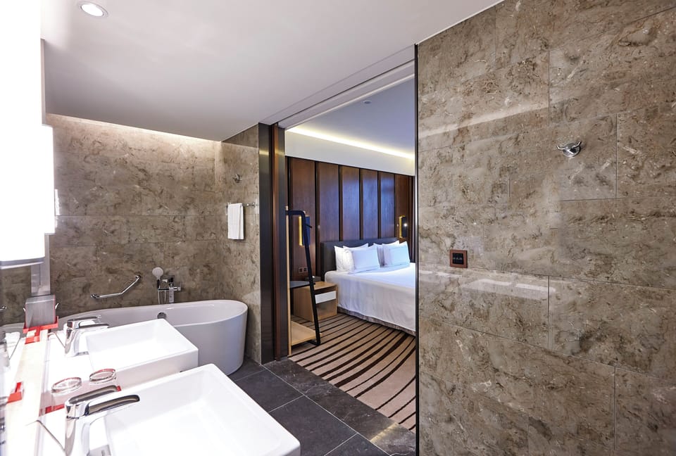 Executive Suite, Lake View | Premium bedding, minibar (free items), in-room safe, desk