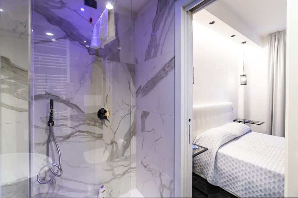 Combined shower/tub, rainfall showerhead, free toiletries, hair dryer
