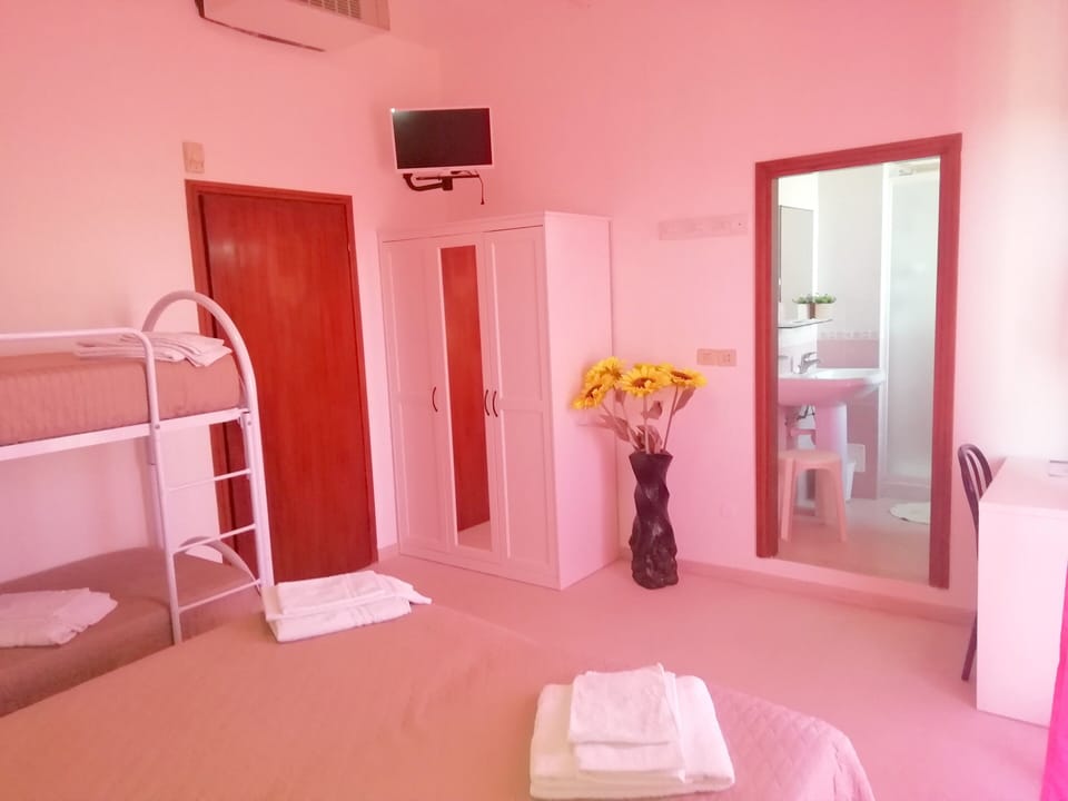 Quadruple Room | In-room safe, desk, cribs/infant beds