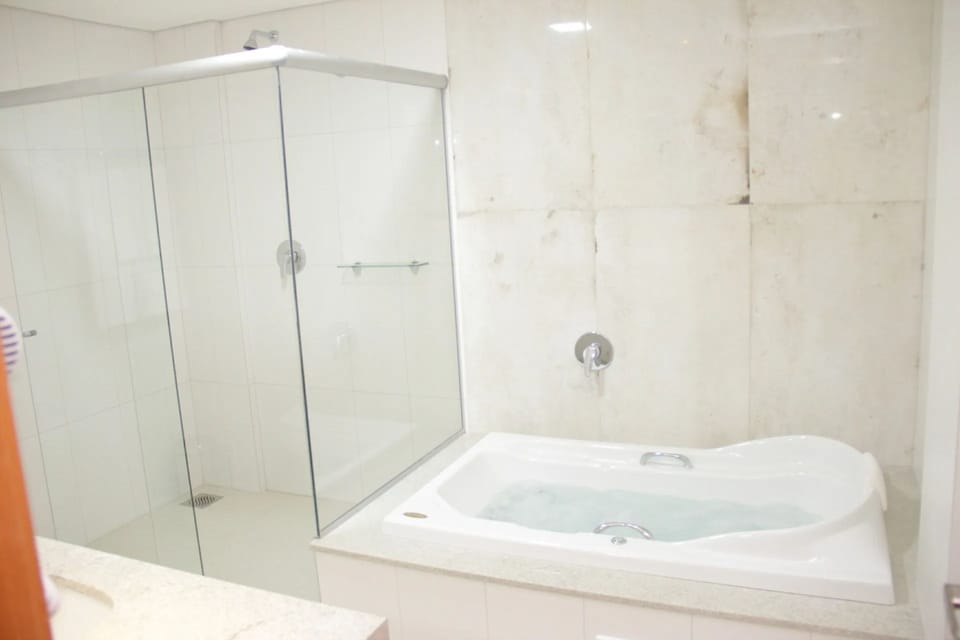 Superior Suite | Bathroom | Free toiletries, hair dryer, towels