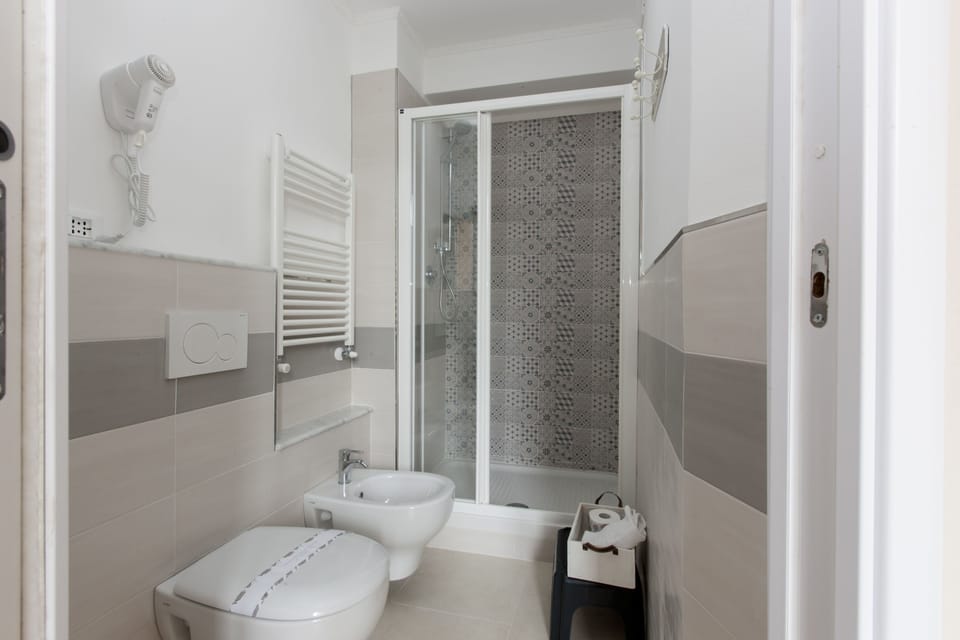 Economy Double Room | Bathroom | Free toiletries, hair dryer, bidet, towels