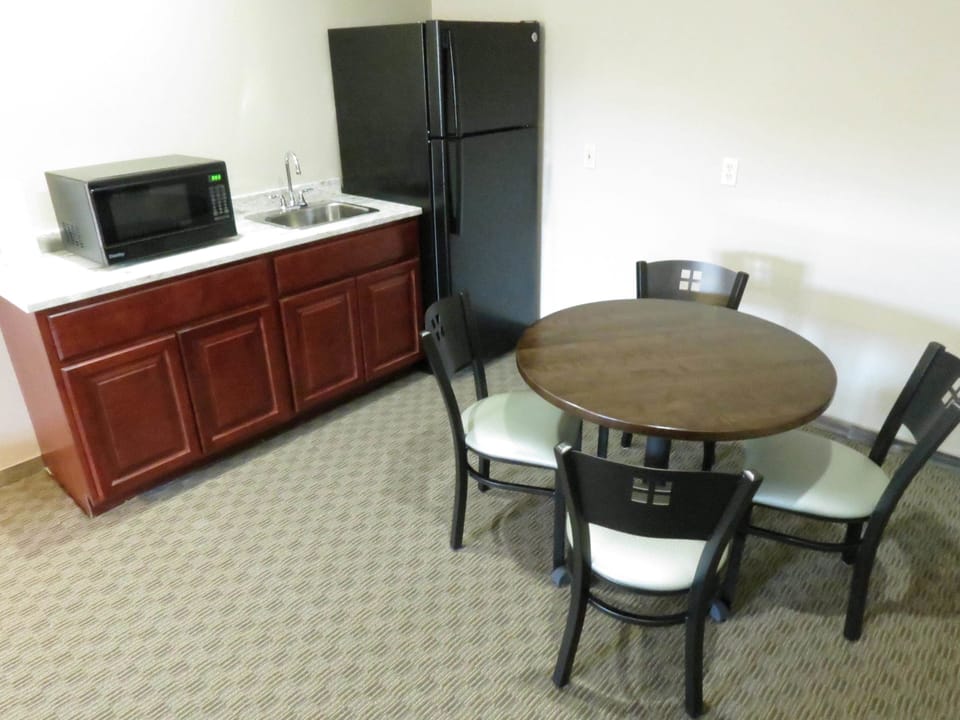 Luxury Suite, 1 Bedroom | In-room dining