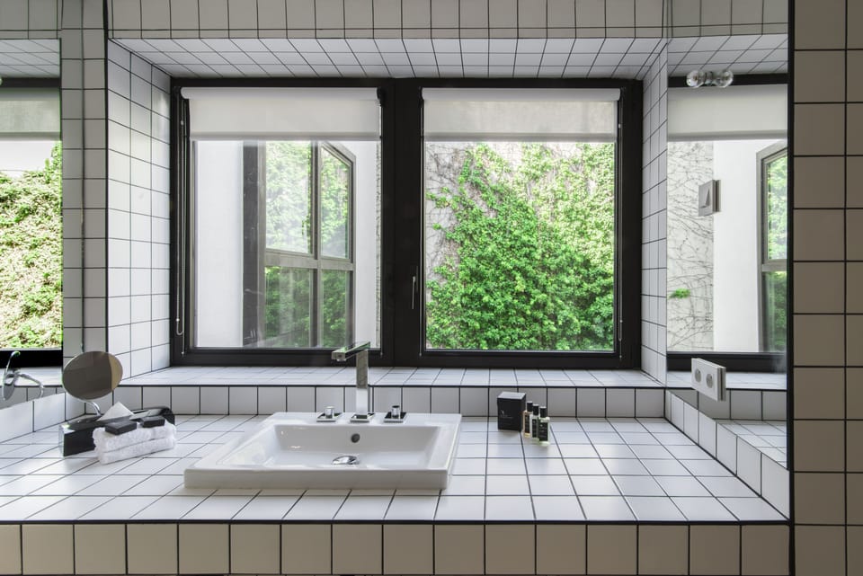 Deluxe Couture | Bathroom | Combined shower/tub, free toiletries, hair dryer, bathrobes