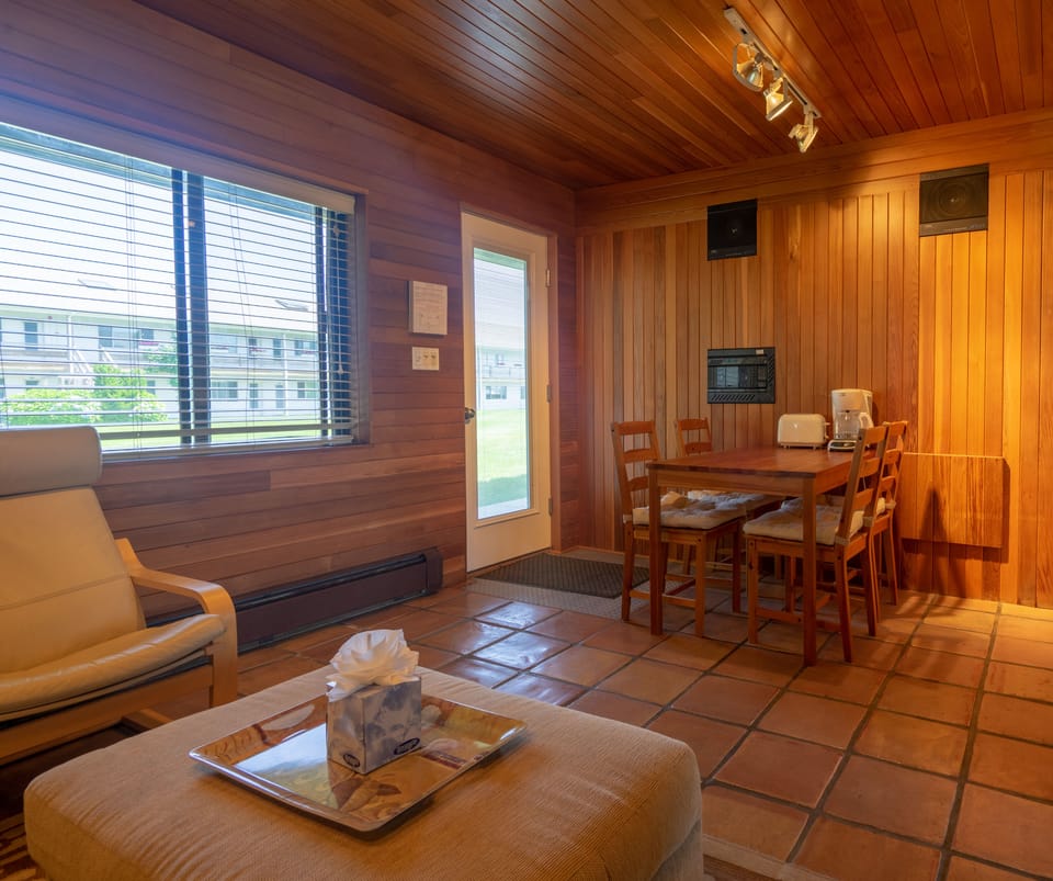 Economy Apartment | Living room | 42-inch flat-screen TV with cable channels, TV