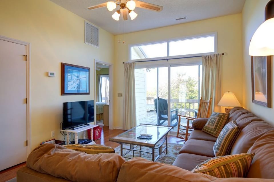 House, 2 Bedrooms | Living area | TV