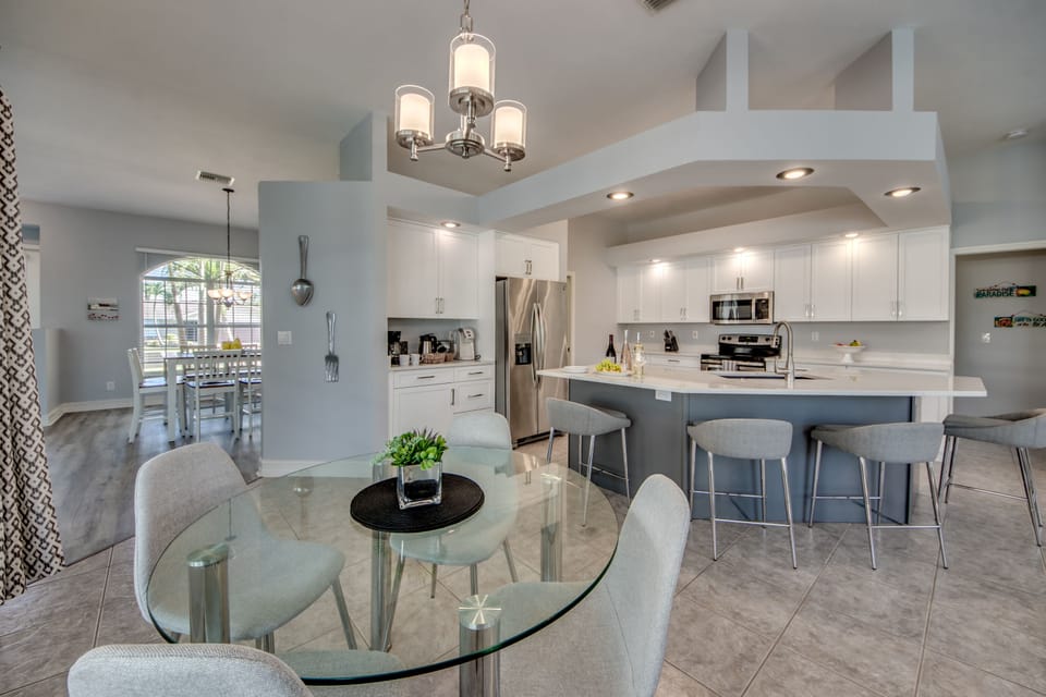 Breakfast table and bar seating