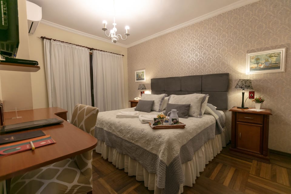 Quarto Luxo Duplo | Minibar, in-room safe, desk, blackout drapes