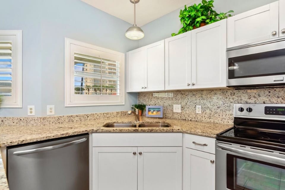 Condo, 2 Bedrooms | Private kitchen | Full-size fridge, microwave, oven, stovetop