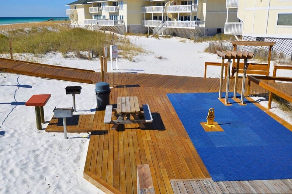 Condo, 2 Bedrooms | Property grounds
