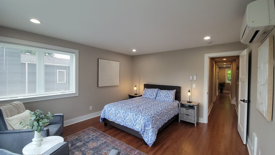 Bed 5 - Queen bed and sitting area with 2 chairs 