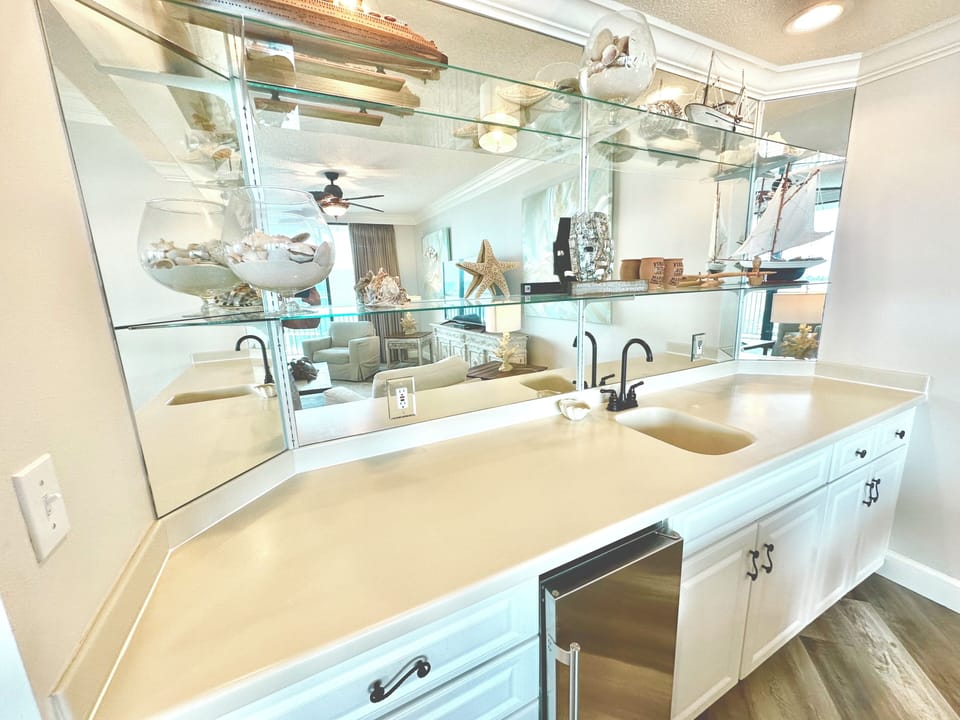 Bar area with automatic icemaker 