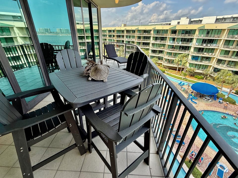 Polywood bar height balcony dining for four; Balcony Lounger / Reclining Chair