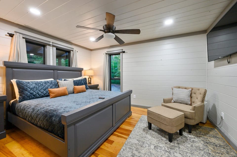 Bedroom w/king bed