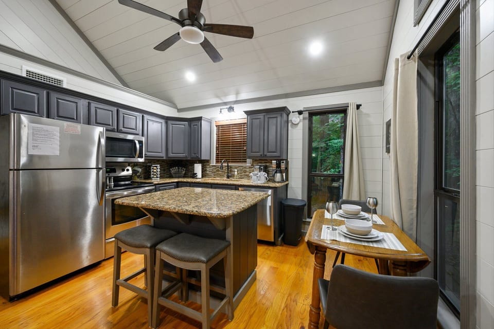 Kitchen w/bar