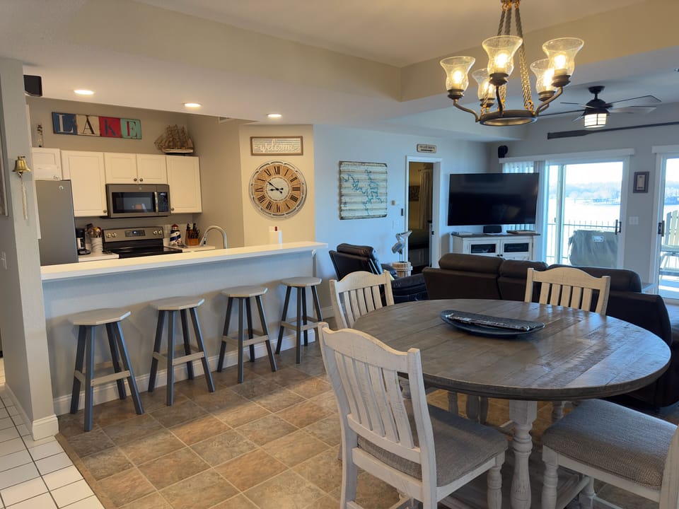 Inviting, clean and comfortable.  
Home away from home!