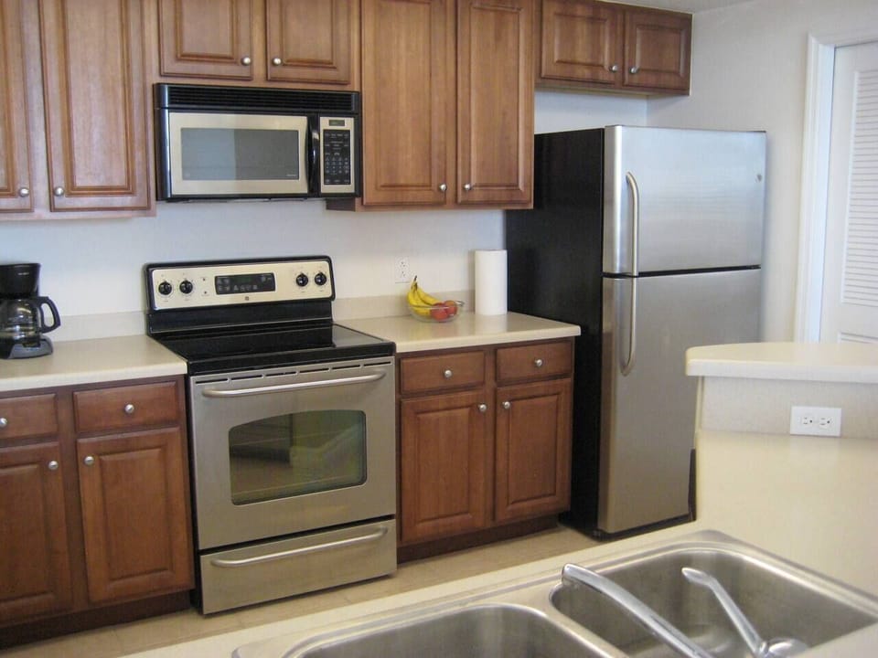Fully equipped kitchen - cook your own meals, or just mix the drinks! :)