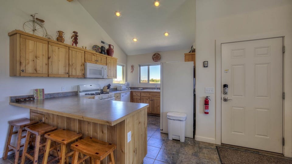 Fully equipped kitchen - 12 c. drip coffee maker, blender, pots/pans, crock pot