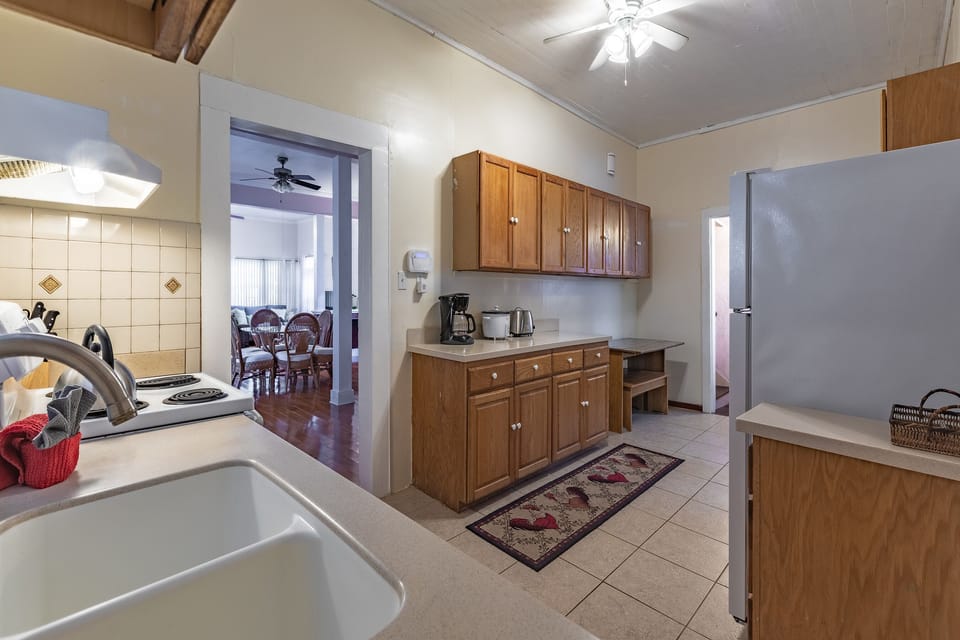 Large spacious kitchen with room for two cooks or more.