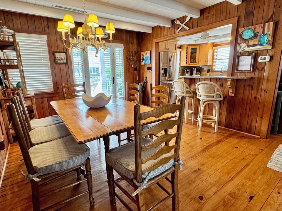 First floor dining for 8 at main table