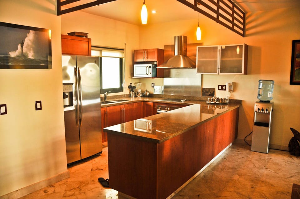 Fully equipped kitchen with American Fridge freezer with granite worktop.