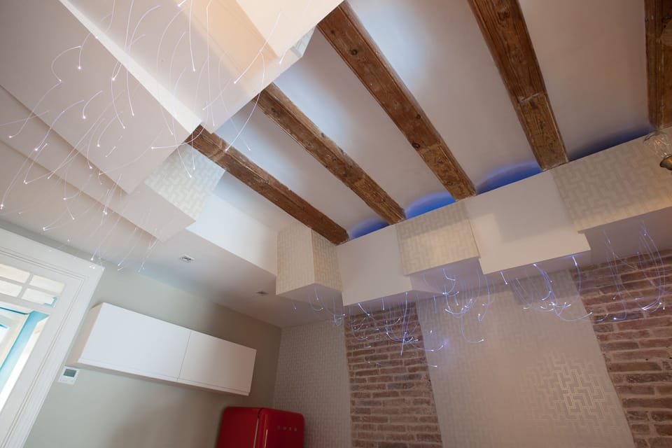 Cubes and wood beams with direct and indirect ilumination
