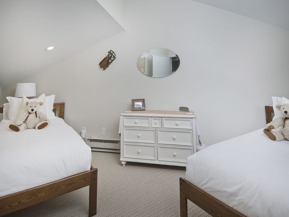 Bedroom 4 w/ Twin Beds