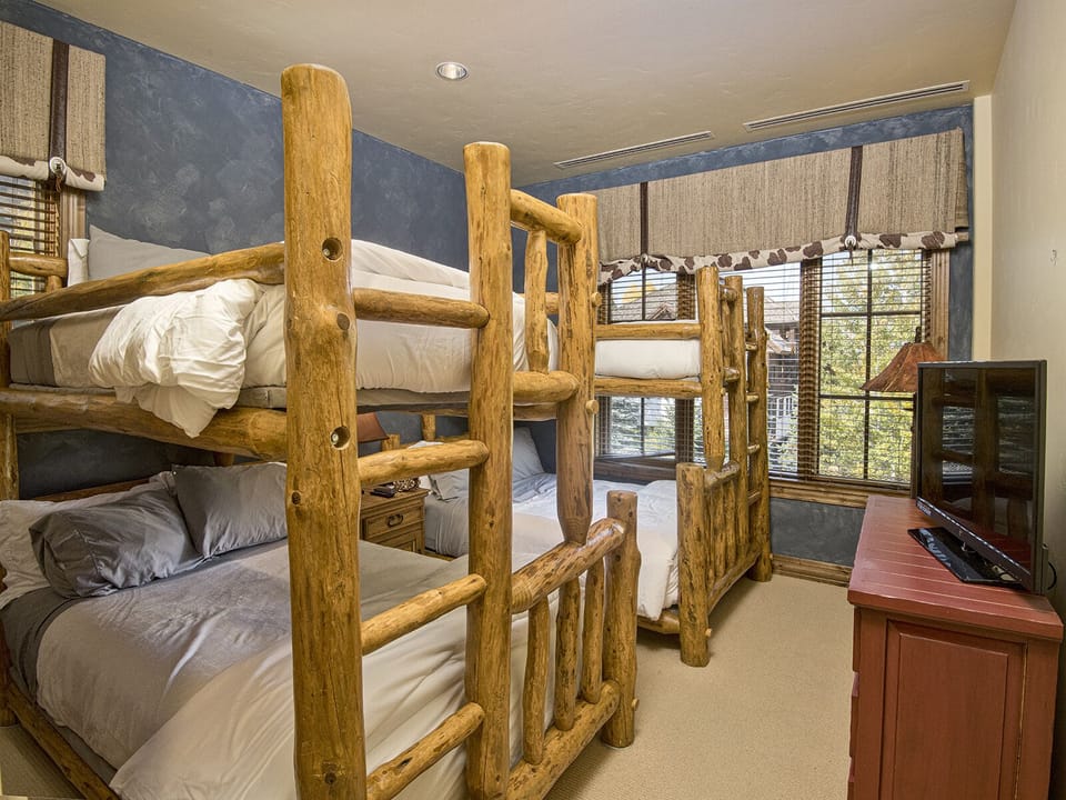 Bedroom 3 w/ 2 Sets Of Bunks Twin Over Full on Both