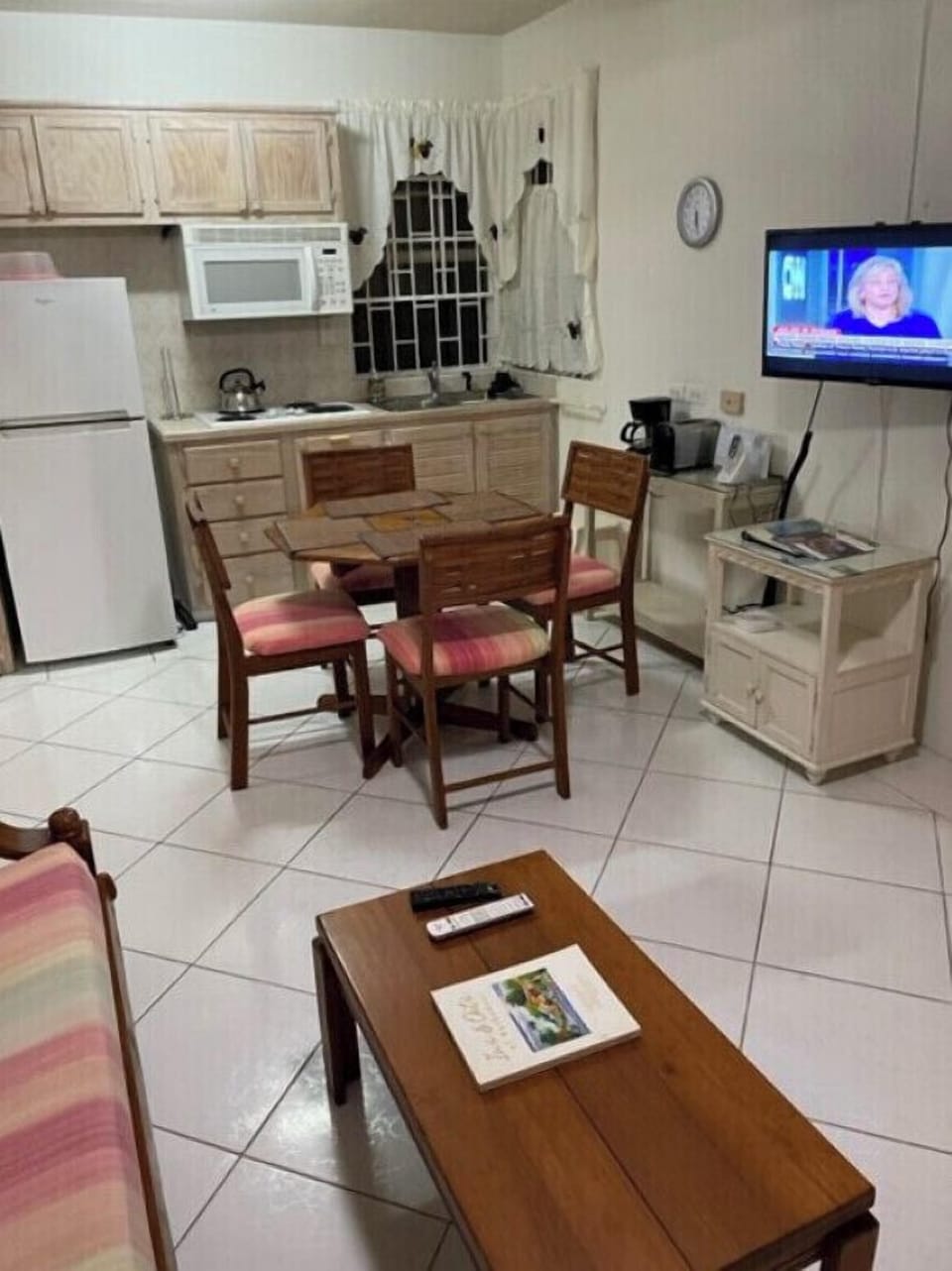 Kitchenette, Dining and Living area