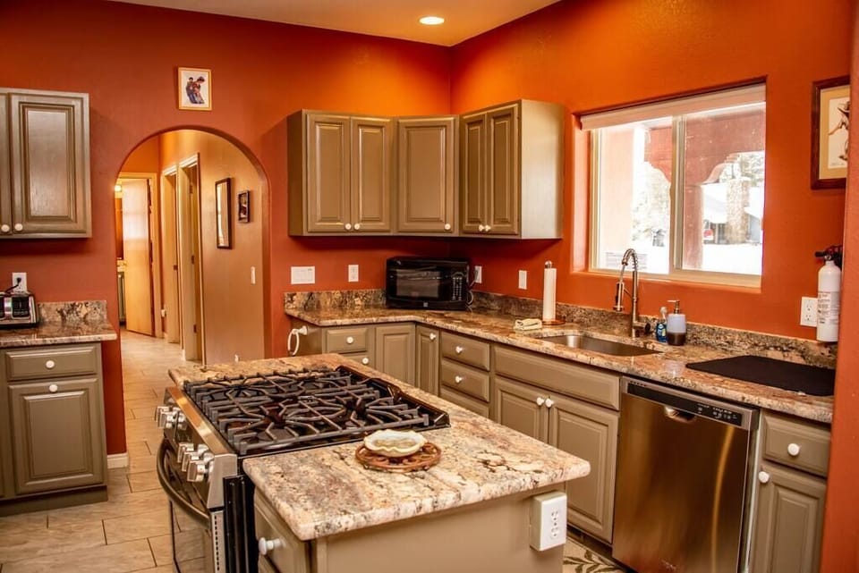 Beautiful gas oven with 5 burner cook top! A Chef's delight!