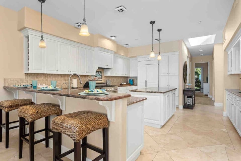 Best beach rental in Oceanside Where should I stay in Oceanside near the beach? Family-friendly beach house in Oceanside Beach rental walking distance to restaurants Oceanside vacation rental with ocean views Vacation rental near Oceanside Pier Beachfront
