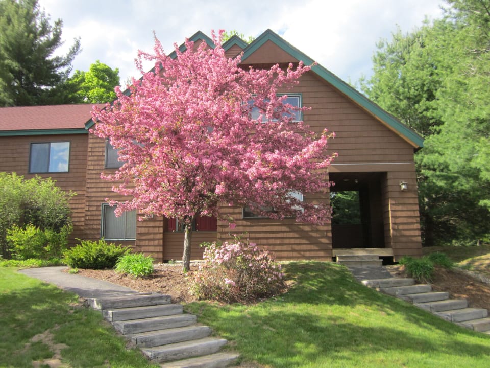 Entrance on right to easy to find Condo is minutes from Rec Center and Beach.