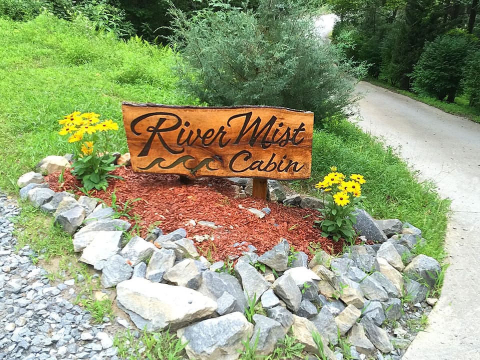 Just look for the carved sign at the front of the driveway -- you can't miss it!