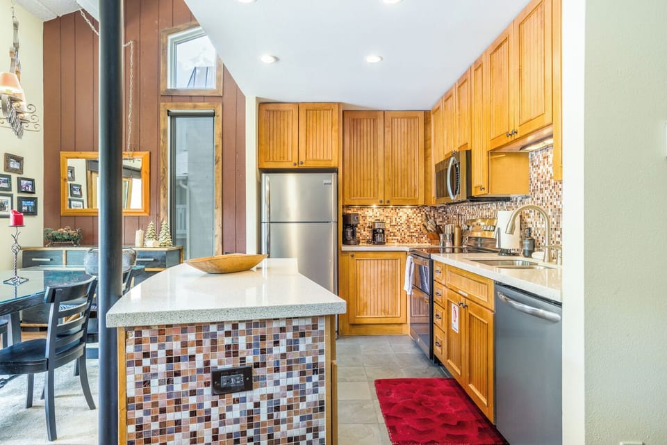 Kitchen & Dining Area
