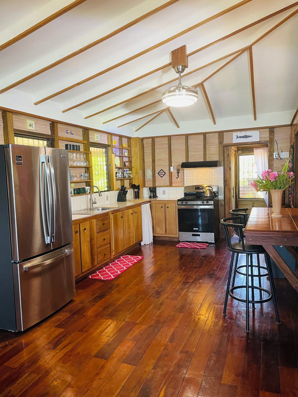 Nice open kitchen area with new appliances 