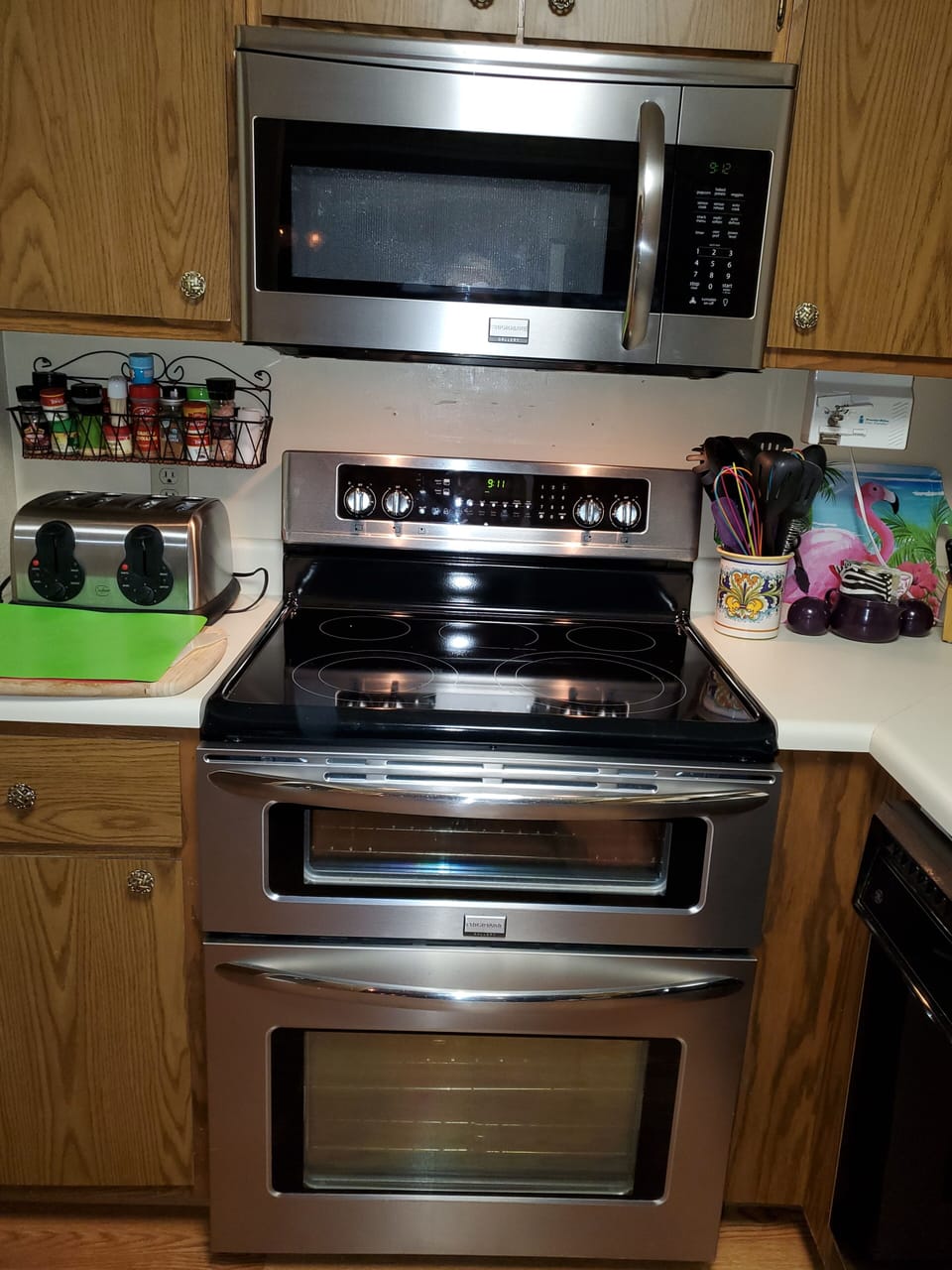 Newly Updated Stove with Glass Cooktop with Double Oven and Microwave 