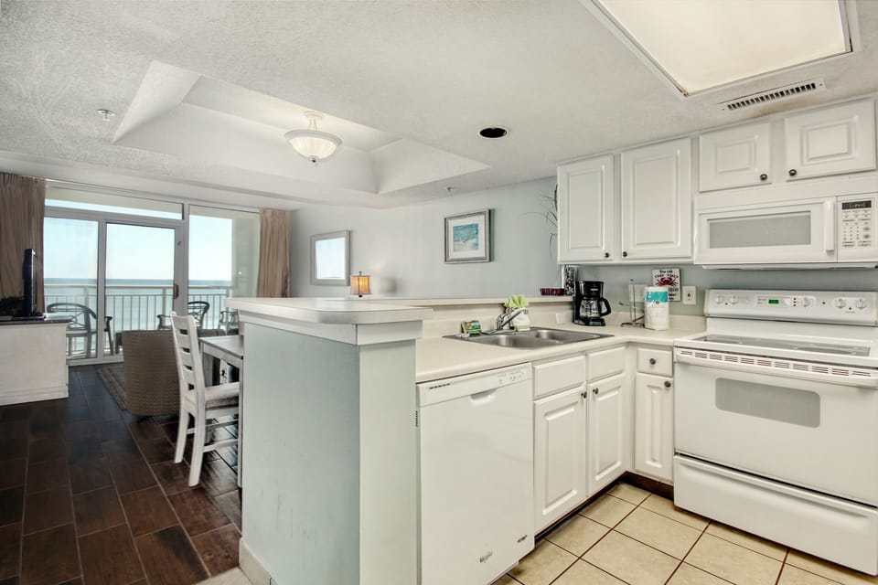 Kitchen/ dining area w/ gorgeous oceanfront views!