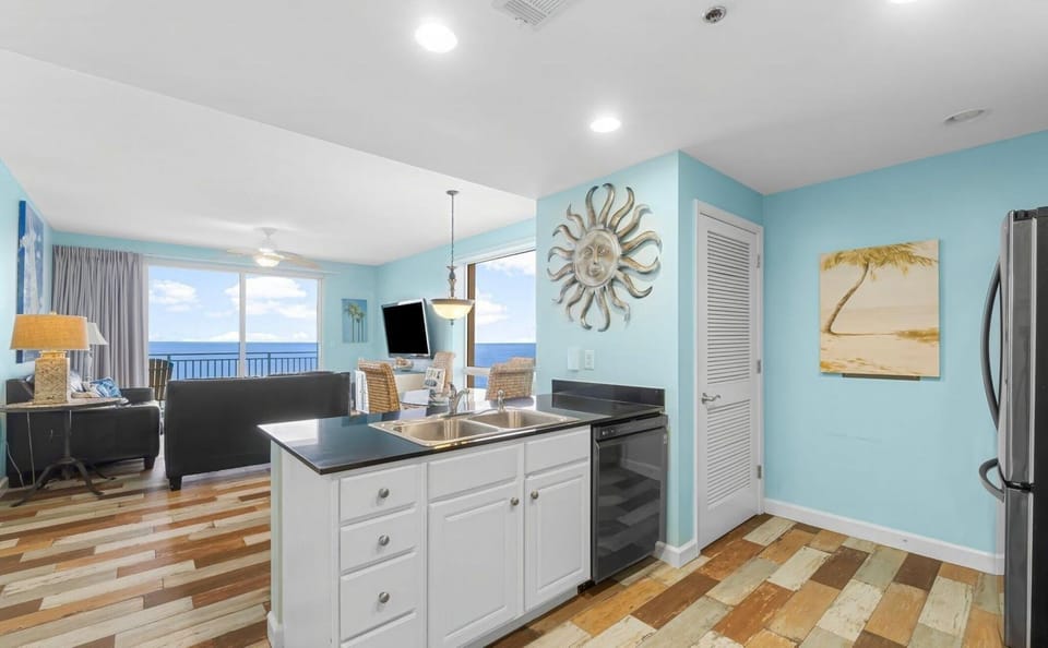 Beachfront Views from Well Stocked Kitchen