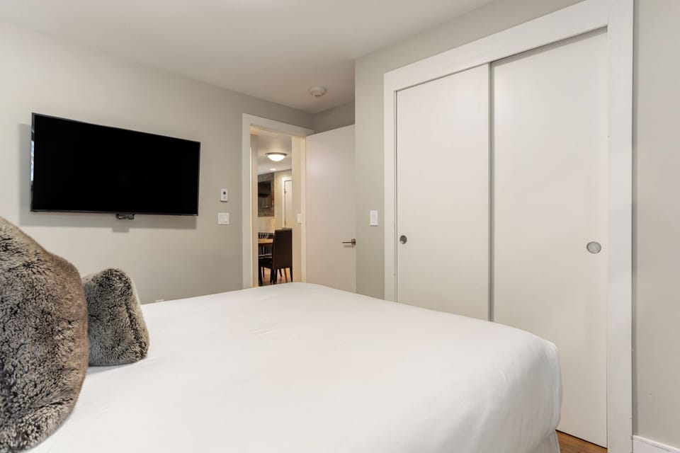 Bedroom 2 W/Queen Bed