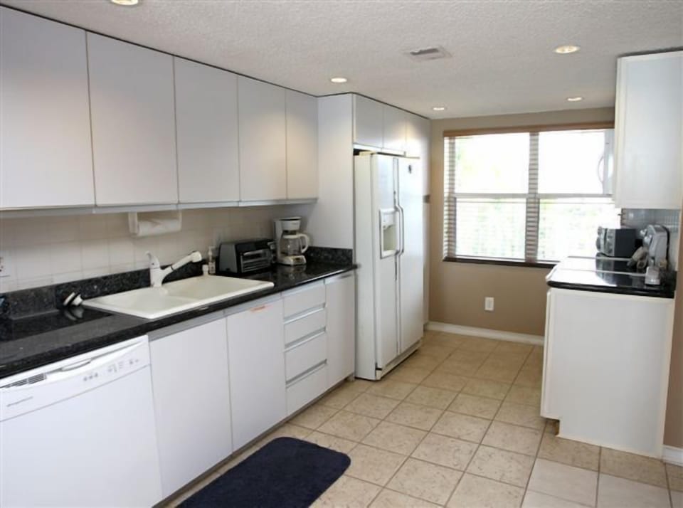 Full service kitchen.