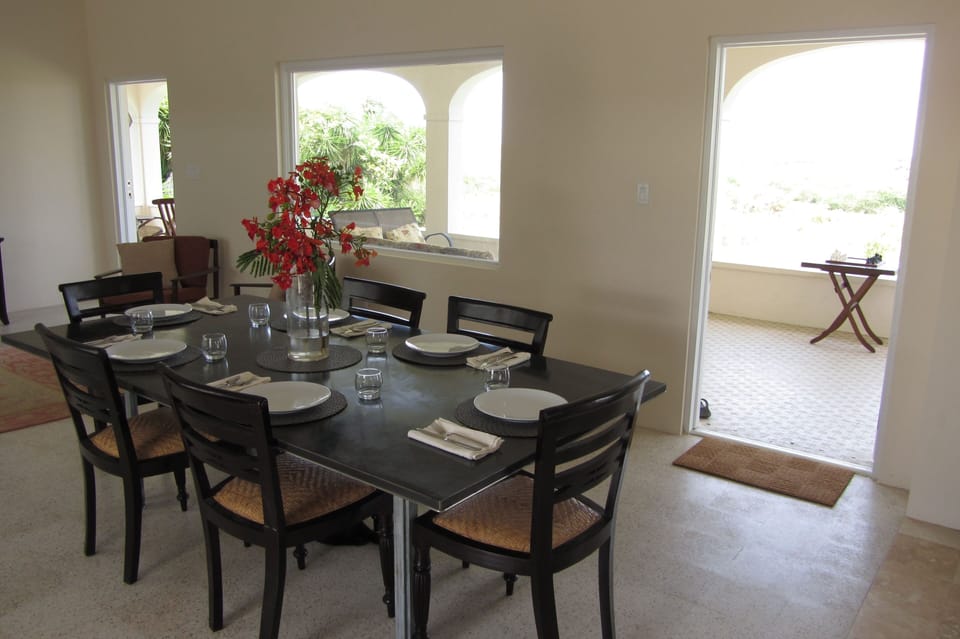 Dining area to the porch.