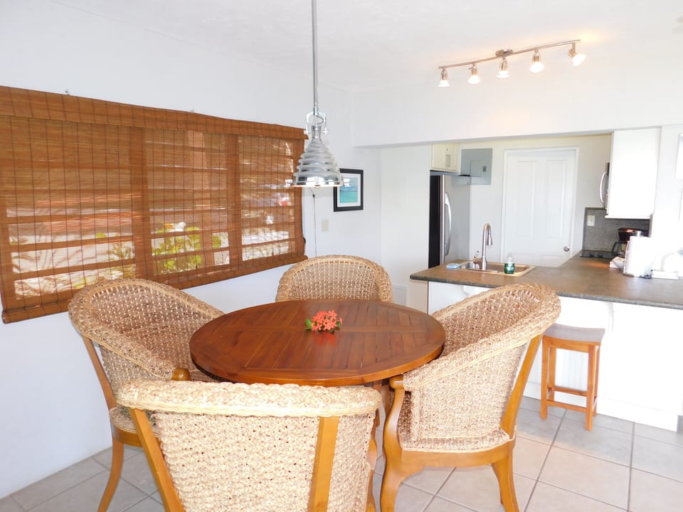 Great table and seating for breakfast 