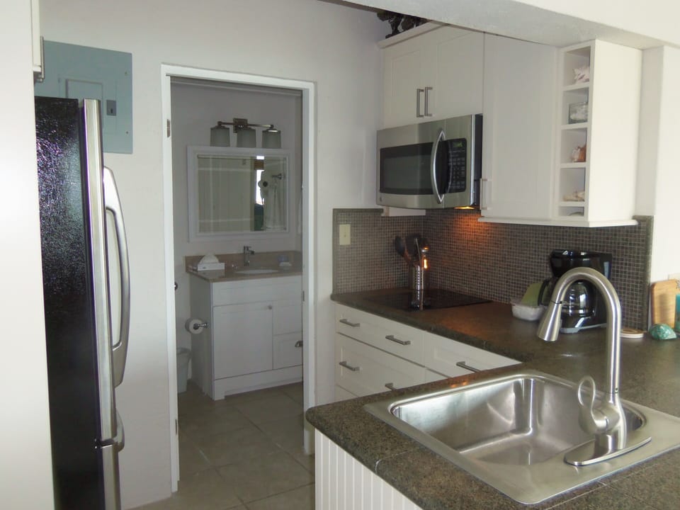Full kitchen - Beautiful stone counter, back splash, new cabinets n appliances.