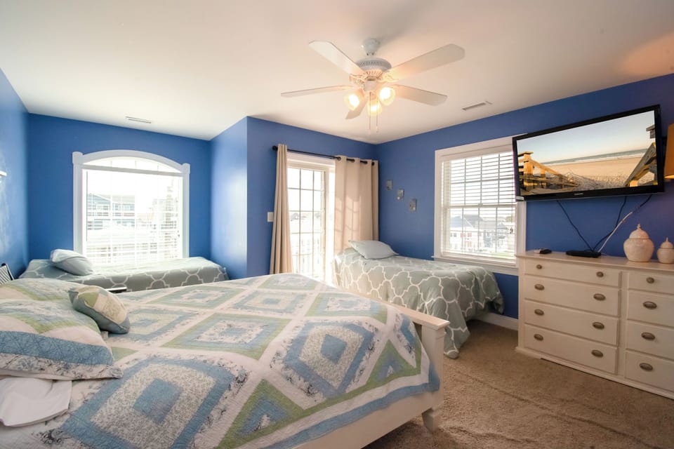 3rd floor Main Bedroom with queen bed and 2 twinn beds