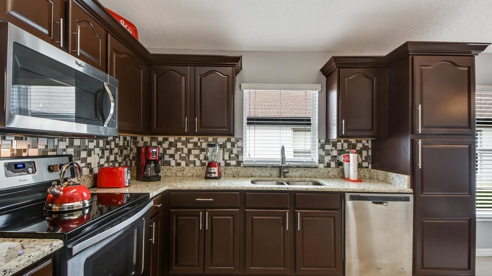 Kitchen wirh granite counter tops 