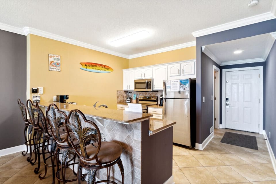 Full Service Kitchen with Island!