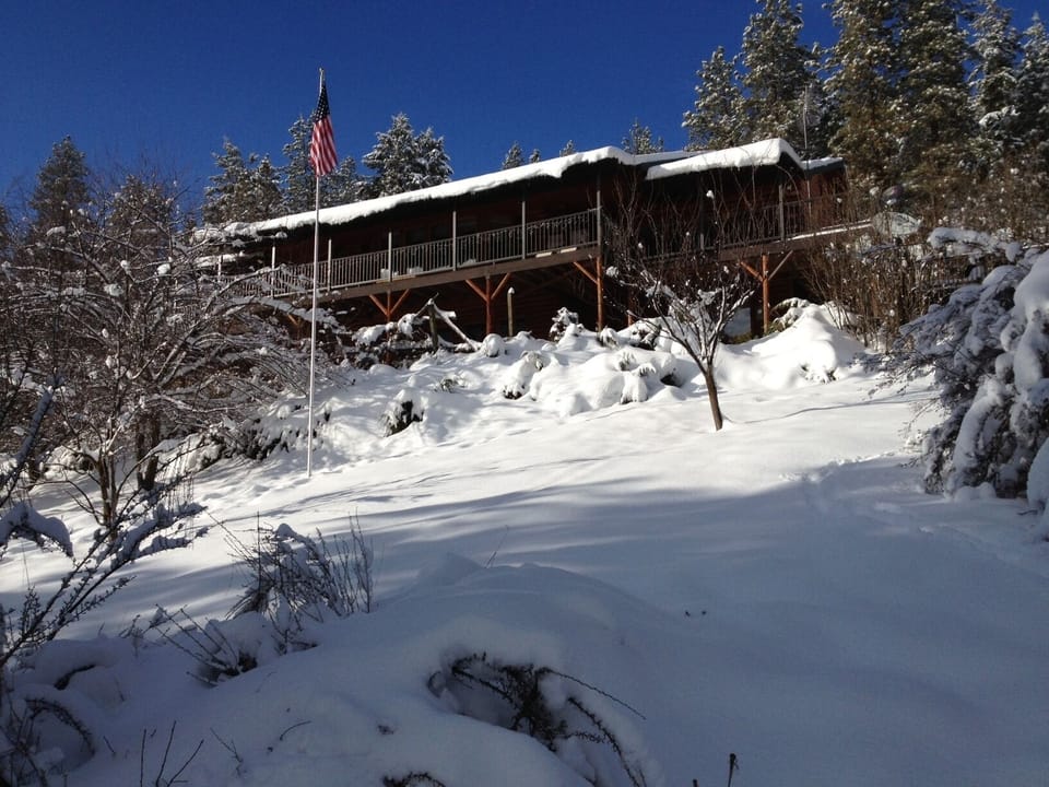 Hummingbird Hill Resort Lodge in the Cascade Winter wonderland.