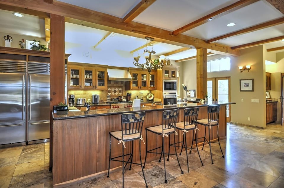 Huge Chef size kitchen with seating