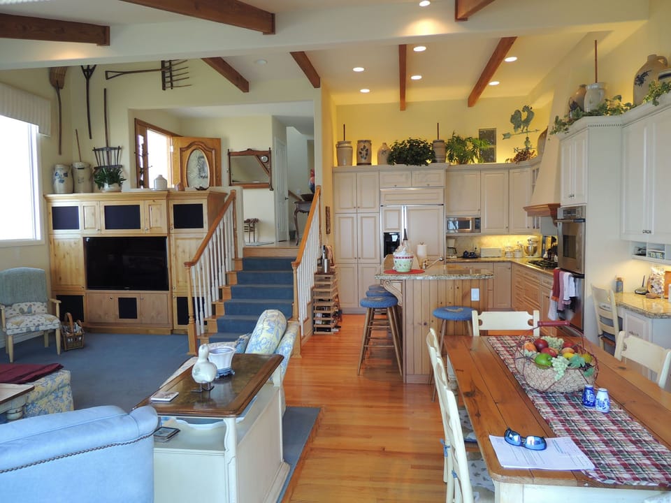 Living Room / Kitchen / 60" SMART TV, Netflix, DVD Player, VHS Player