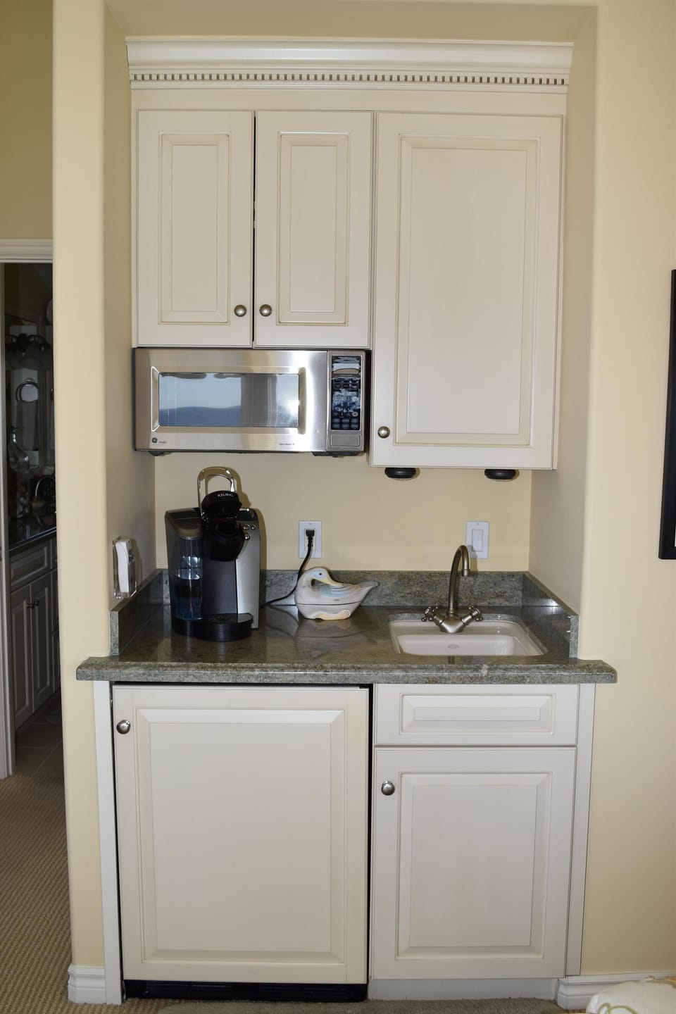 Master Bedroom microwave, refrigerator, ice maker, sink, filtered water